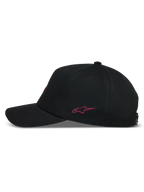Alpinestars Explorer Strapback hoed, zwarte sportpet van keperstof met roze geborduurd logo en gebogen klep, zijaanzicht.