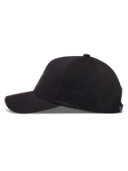 Alpinestars Algo Perf Adjustable Hoed, zwarte pet met gebogen klep en geperforeerde zijpanelen voor optimale ventilatie.