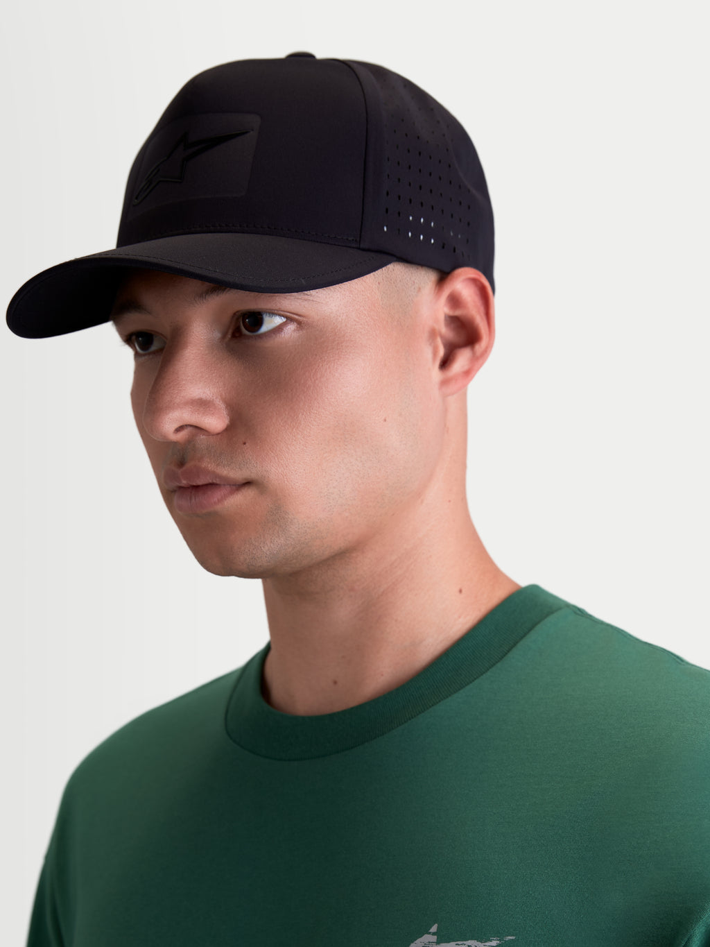 Alpinestars Algo Perf Adjustable pet, zwarte motorsport-geïnspireerde sportswear pet met gebogen klep, technische stof met zijperforaties voor ventilatie en een tonaal sonic-weld Astars-logo.