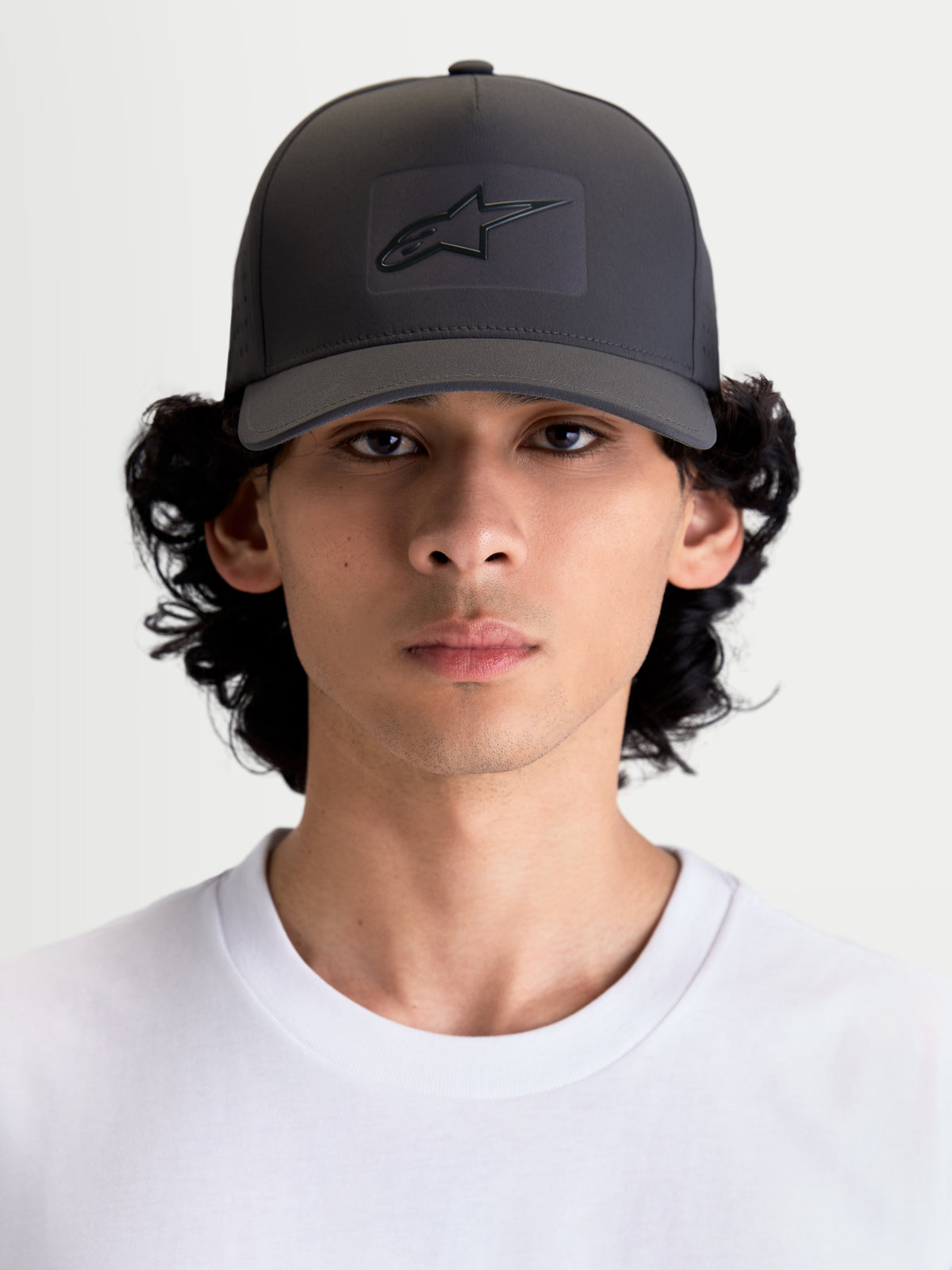 Alpinestars Algo Perf verstelbare pet, sportswear snapbackpet, donkergrijs, technische stof met zijperforaties, gestructureerde kroon, gebogen klep en sonic-weld Astars-logo, vooraanzicht op model.