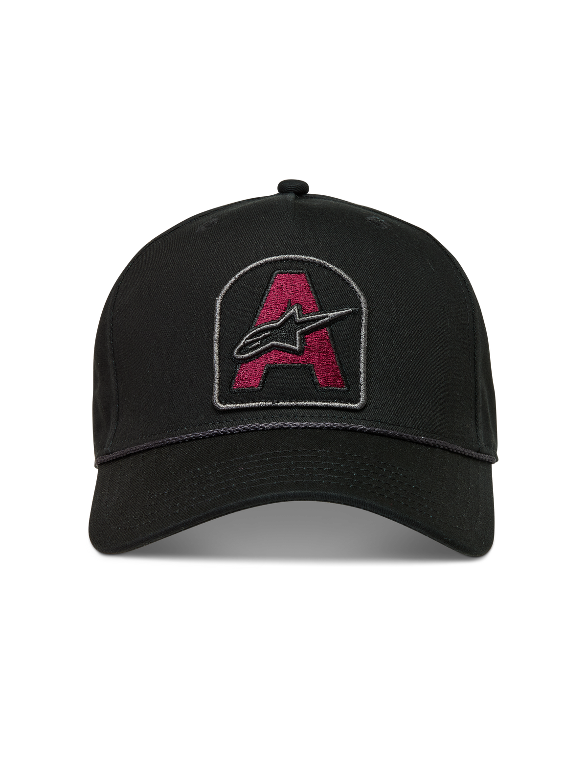 Alpinestars Acme Snapback hoed, zwarte sportswearpet met donkerrode logopatch, gebogen klep en koordafwerking.