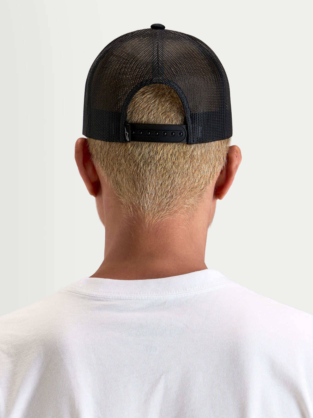 Alpinestars Hemmings Trucker pet, zwarte sportswear snapback pet, achteraanzicht met ademende poly mesh achterkant en verstelbare snapbacksluiting