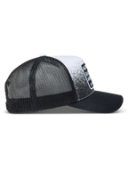 Alpinestars Gravel Trucker pet, zwarte en witte sportpet met mesh achterkant, gebogen klep en grindprint.