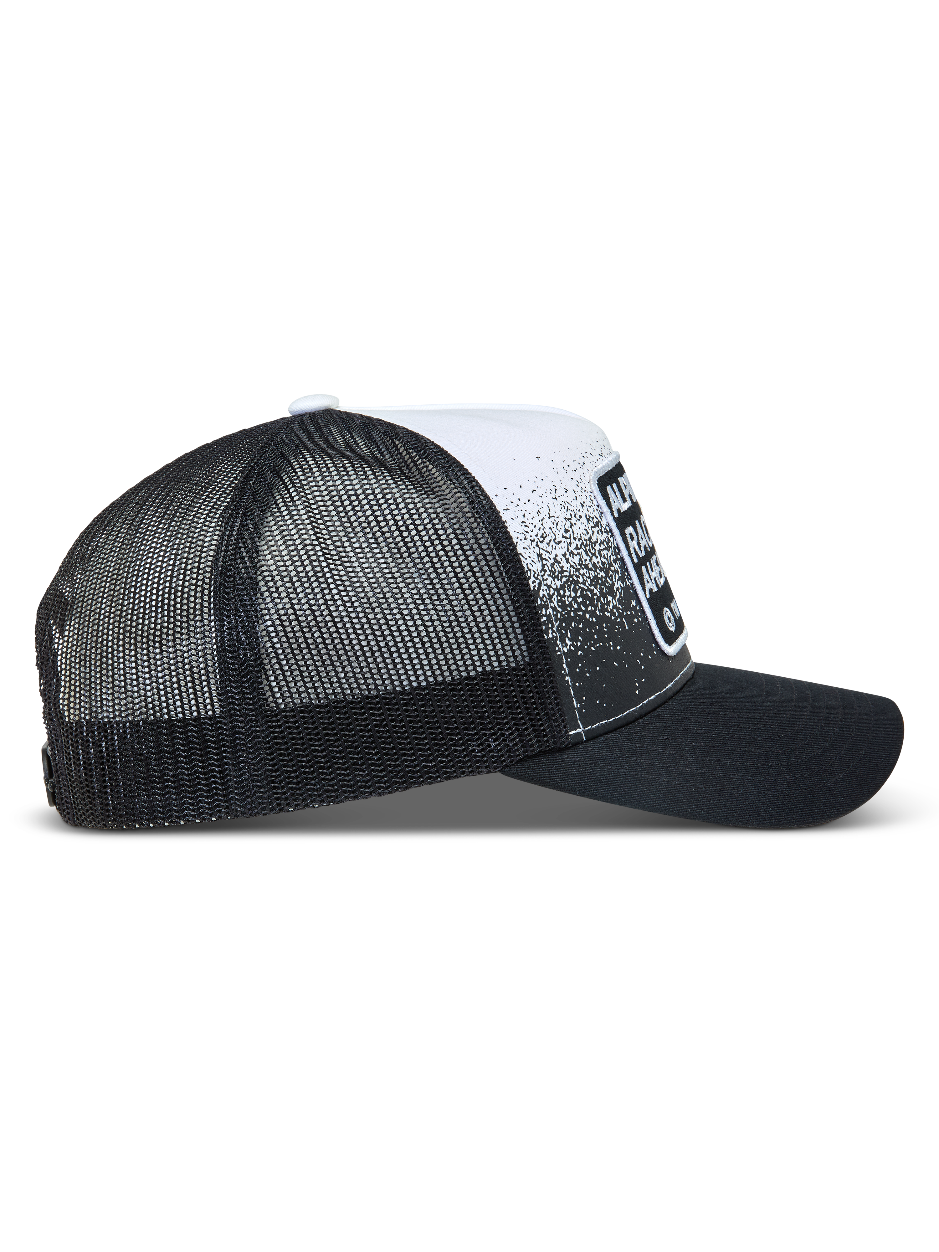 Alpinestars Gravel Trucker pet, zwarte en witte sportpet met mesh achterkant, gebogen klep en grindprint.