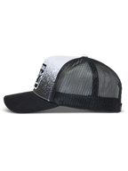 Alpinestars Gravel Trucker pet, zwart en wit, sportswear pet met mesh achterkant, gebogen klep en grindtextuurprint.