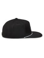 Alpinestars Label Snapback hoed, zwarte pet met platte klep, gestructureerde kroon en wit koord, zijprofiel.