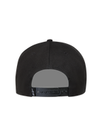 Alpinestars Label Snapback hoed, zwarte pet, achteraanzicht met verstelbare snapback-sluiting en wit Astars-logo label.