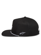 Alpinestars Label Snapback hoed, zwarte pet van keperstof met platte klep en wit geborduurd logo, casual sportswear.