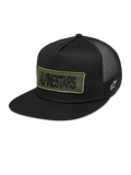 Alpinestars Ten Trucker pet, zwarte sportswear pet met olijfgroene geborduurde logopatch, wit zijlogo en mesh achterkant.