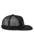 Alpinestars Ten Trucker pet, zwarte pet met ademende mesh achterkant, platte klep en olijfgroene logopatch.