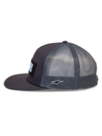 Alpinestars Ten Trucker hoed, donkergrijze pet met zijpanelen van mesh, platte klep en geborduurd Astars-logo op de zijkant, casual sportswear.