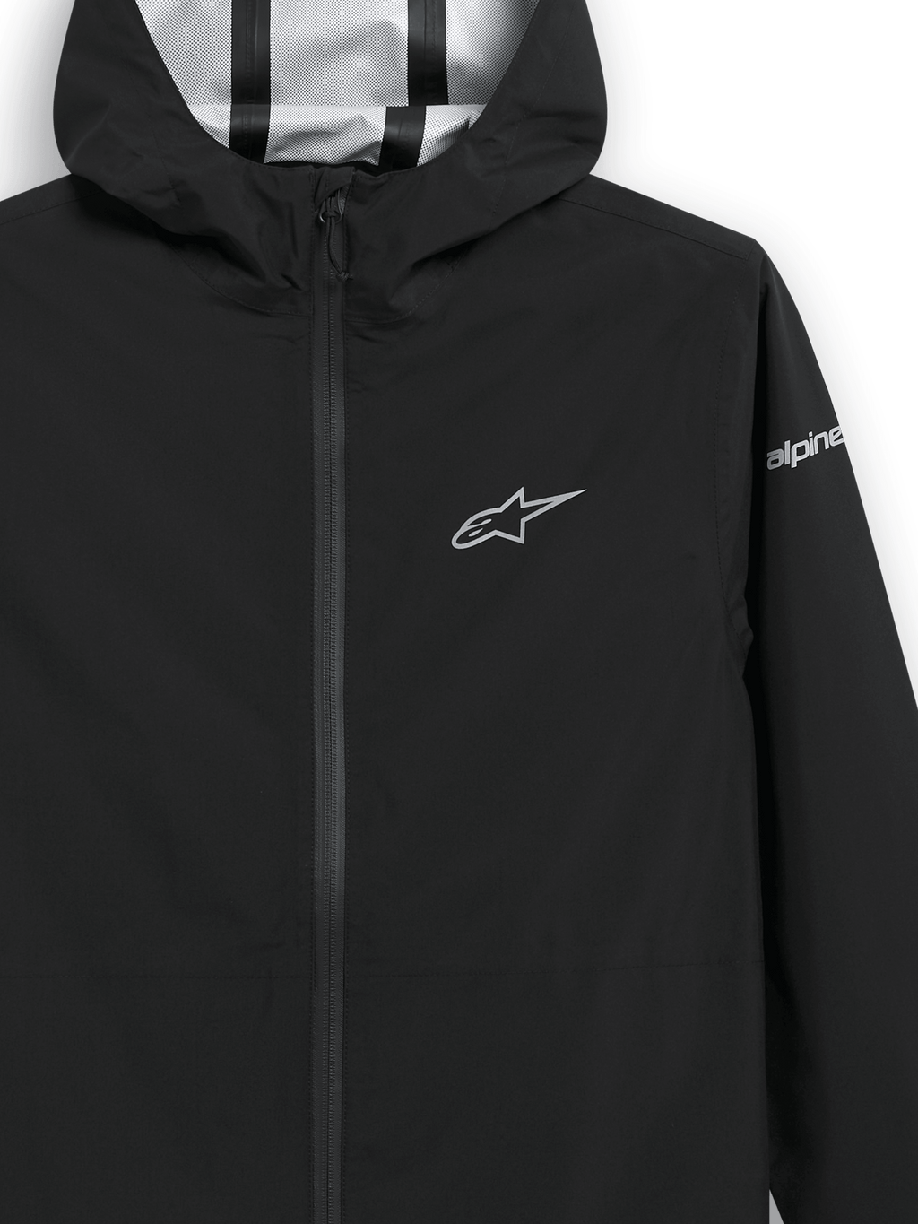 Alpinestars Kascade regenjas, zwarte regenjas, close-up van de borst en capuchon, zilveren sterlogo op de borst en merknaam op de mouw, getapete naden zichtbaar in de capuchon, waterbestendige op motorsport geïnspireerde kleding
