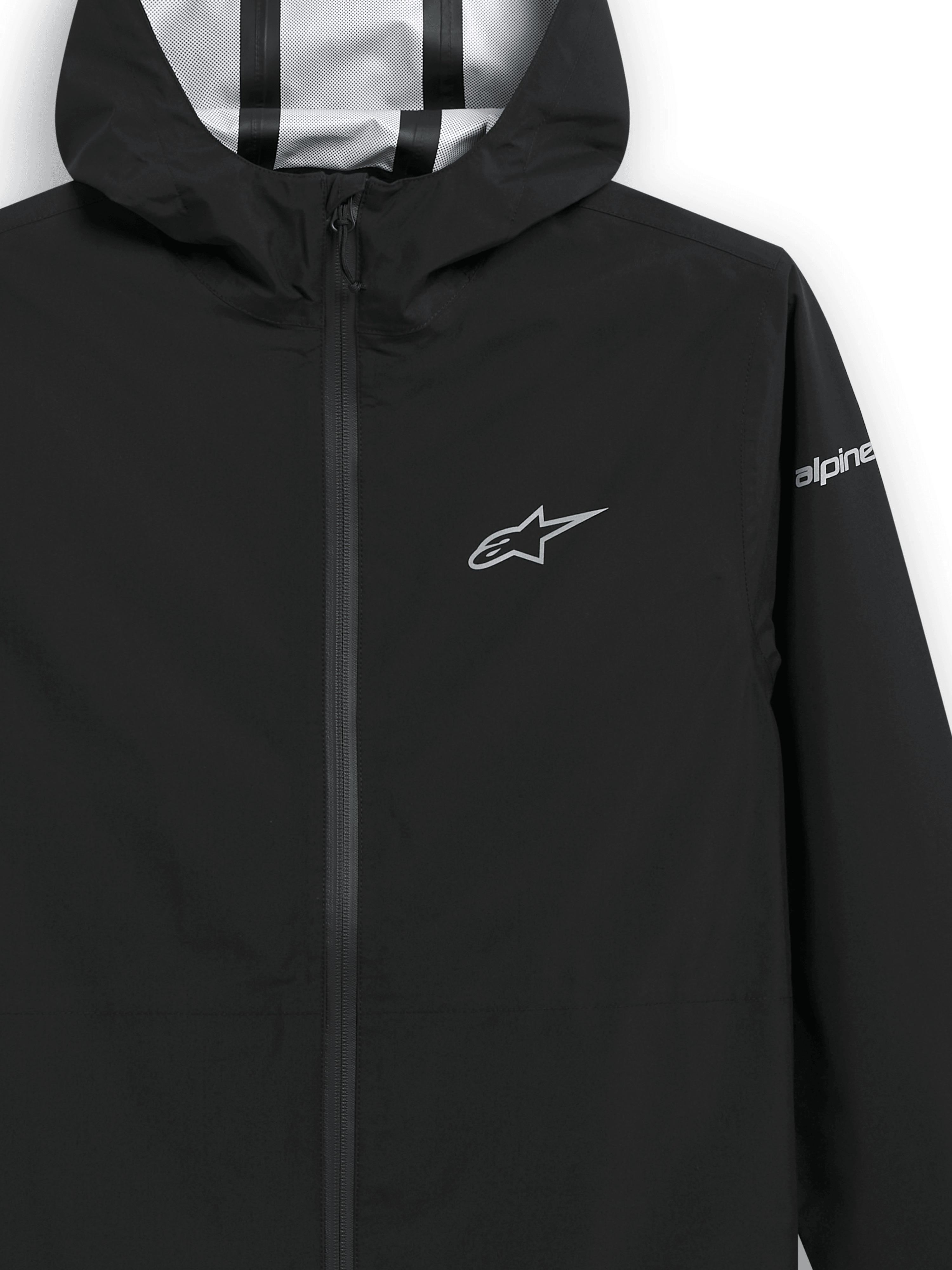 Alpinestars Kascade regenjas, zwarte regenjas, close-up van de borst en capuchon, zilveren sterlogo op de borst en merknaam op de mouw, getapete naden zichtbaar in de capuchon, waterbestendige op motorsport geïnspireerde kleding