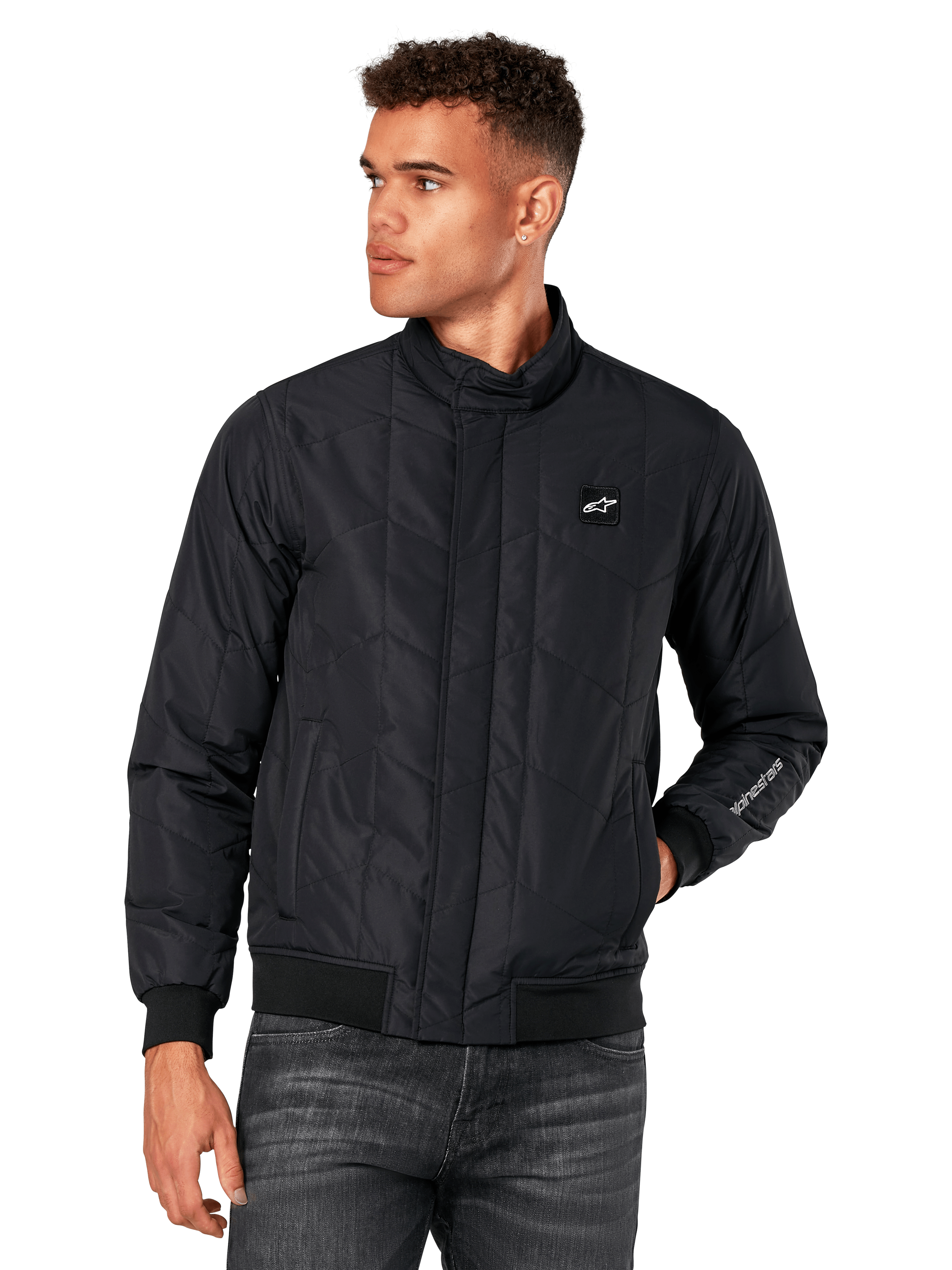 Alpinestars Precedent jas, zwarte gewatteerde jas met schuin patroon, Formule 1-stijl, lage kraag, geribbelde manchetten en zoom, logopatch op de borst, borduursel op de mouw, lifestyle streetwear geïnspireerd op de motorsport