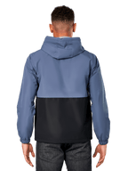 Alpinestars Speeder Windbreaker Jacket, achteraanzicht van een man die een tweekleurige leiblauwe en zwarte jas draagt, kleurblokontwerp, met capuchon, lichtgewicht sportieve vrijetijdskleding met elastische manchetten