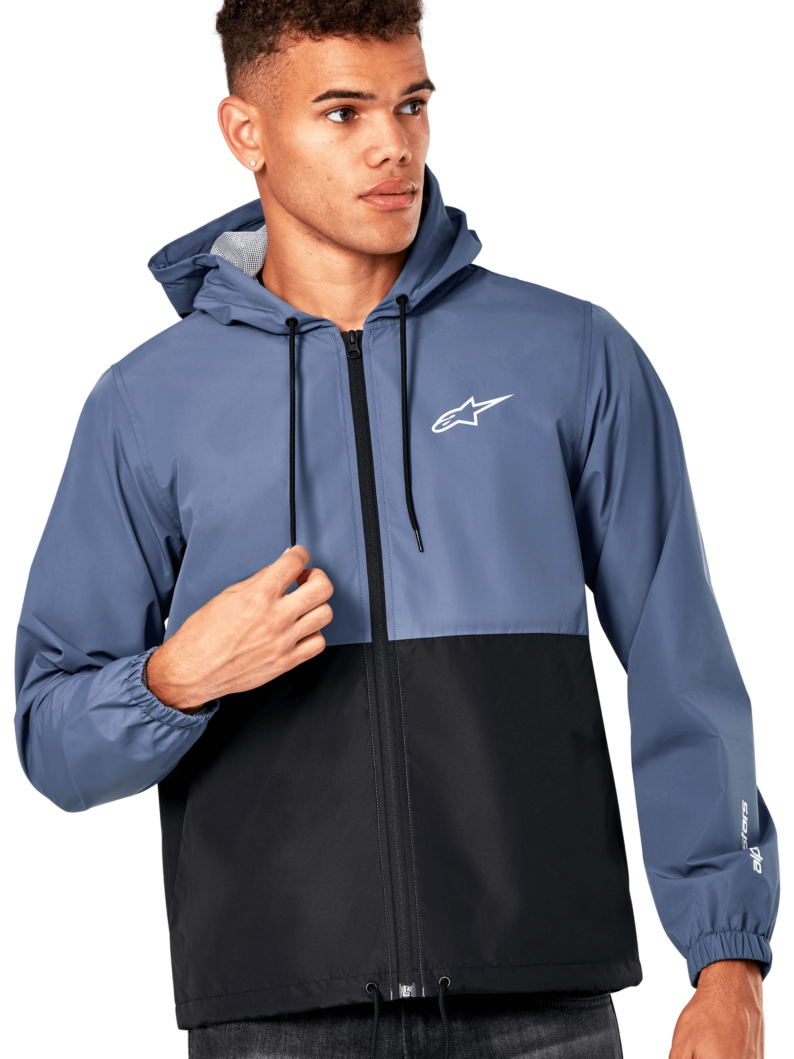 Alpinestars Speeder Windbreaker Jas, blauw en zwart design met kleurvlakken, capuchon met zwarte trekkoorden, wit logo op de borst, casual motorsport-geïnspireerde windbreaker, mannelijk model