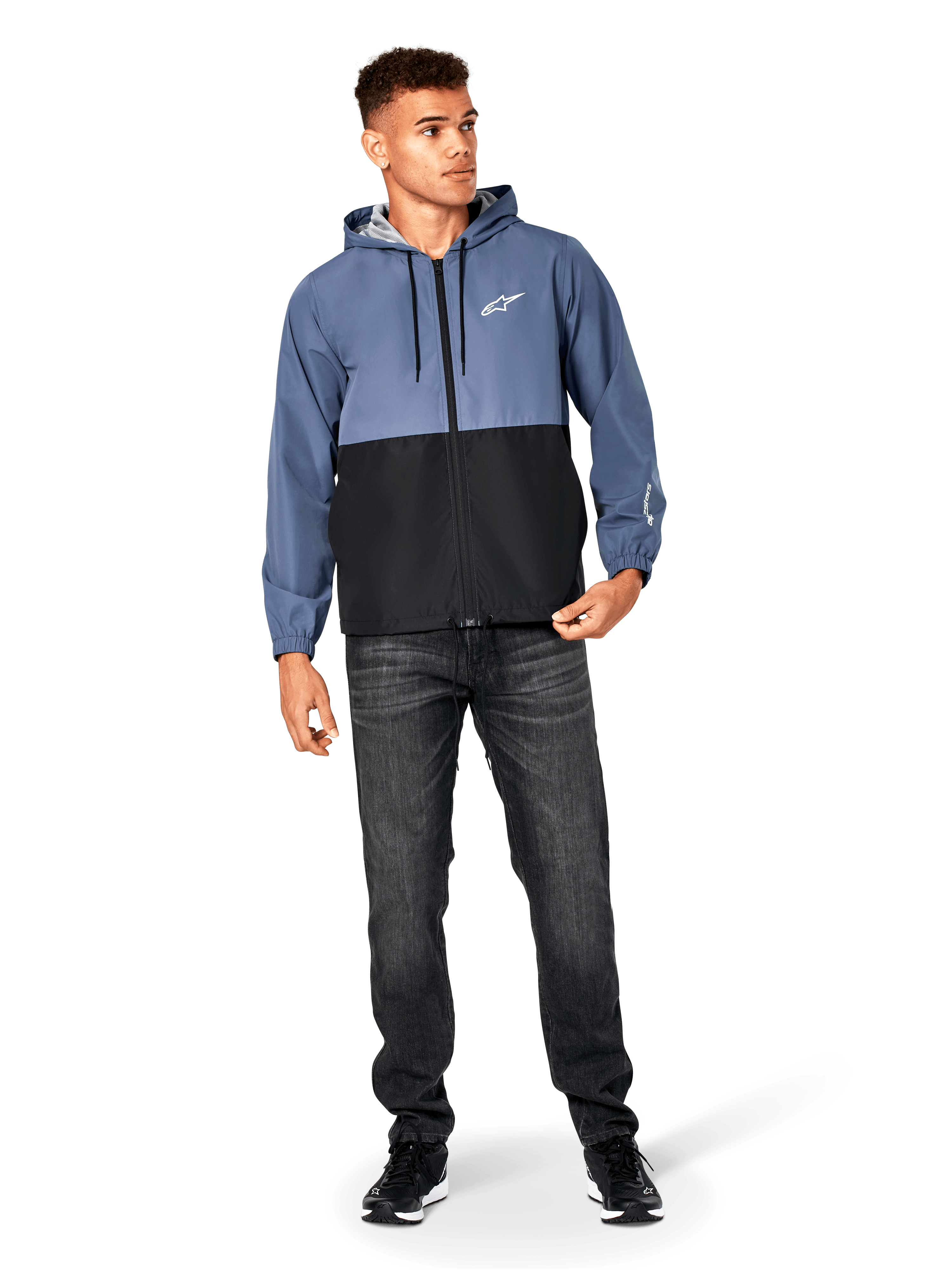 Alpinestars Speeder Windbreaker jas, Slate Blue en zwart, lichtgewicht jack met capuchon en mesh voering, wit sterlogo op de borst, gedragen met zwarte jeans en sneakers, casual motorsport streetwear design.