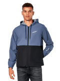 Alpinestars Speeder Windbreaker Jacket, casual windbreaker met capuchon, kleurgeblokt ontwerp in Slate Blue en zwart, wit Astar-logo op de borst en merkopdruk op de mouw, ritssluiting aan de voorzijde en capuchon met trekkoord, lichtgewicht mesh voering