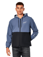 Alpinestars Speeder Windbreaker Jacket, casual windbreaker met capuchon, kleurgeblokt ontwerp in Slate Blue en zwart, wit Astar-logo op de borst en merkopdruk op de mouw, ritssluiting aan de voorzijde en capuchon met trekkoord, lichtgewicht mesh voering