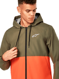 Alpinestars Speeder Windbreaker Jacket, lichtgewicht windbreaker met capuchon, olijfgroen en military orange colorblock-ontwerp, wit Alpinestars-logo op de borst, zwarte ritssluiting en trekkoorden, casual motorsport-geïnspireerde sportkleding