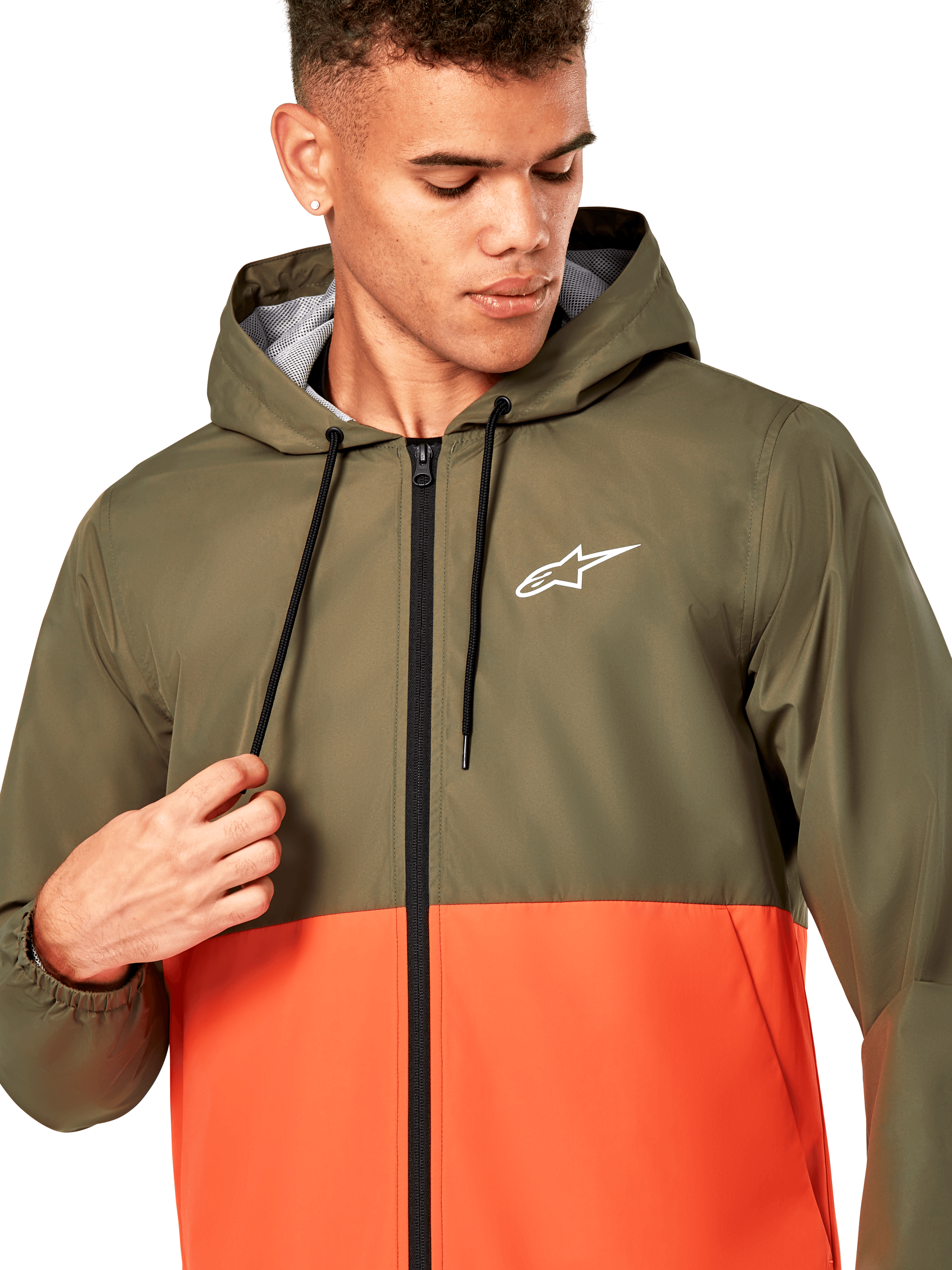 Alpinestars Speeder Windbreaker Jacket, lichtgewicht windbreaker met capuchon, olijfgroen en military orange colorblock-ontwerp, wit Alpinestars-logo op de borst, zwarte ritssluiting en trekkoorden, casual motorsport-geïnspireerde sportkleding