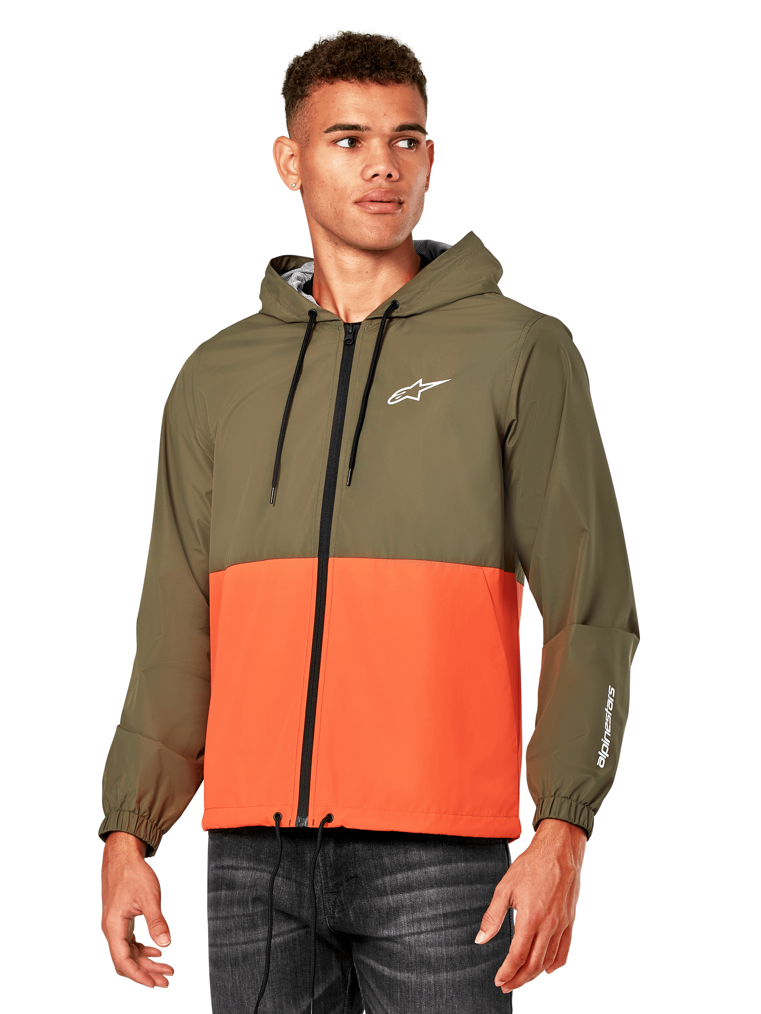 Alpinestars Speeder Windbreaker Jas, lichtgewicht windbreaker met capuchon, Military Orange en olijfgroen, color-block ontwerp met wit logo op de borst en mouw, casual motorsport-geïnspireerde jas, persoon draagt de jas