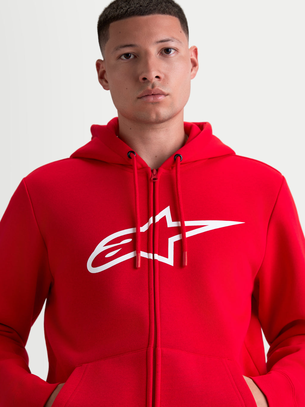 Alpinestars Ageless Zip V3 Hoodie, rode sportswear fleecehoodie voor heren, wit A-star logo op de borst, volledige ritssluiting en capuchon met trekkoorden, motorsport-geïnspireerde vrijetijdskleding.