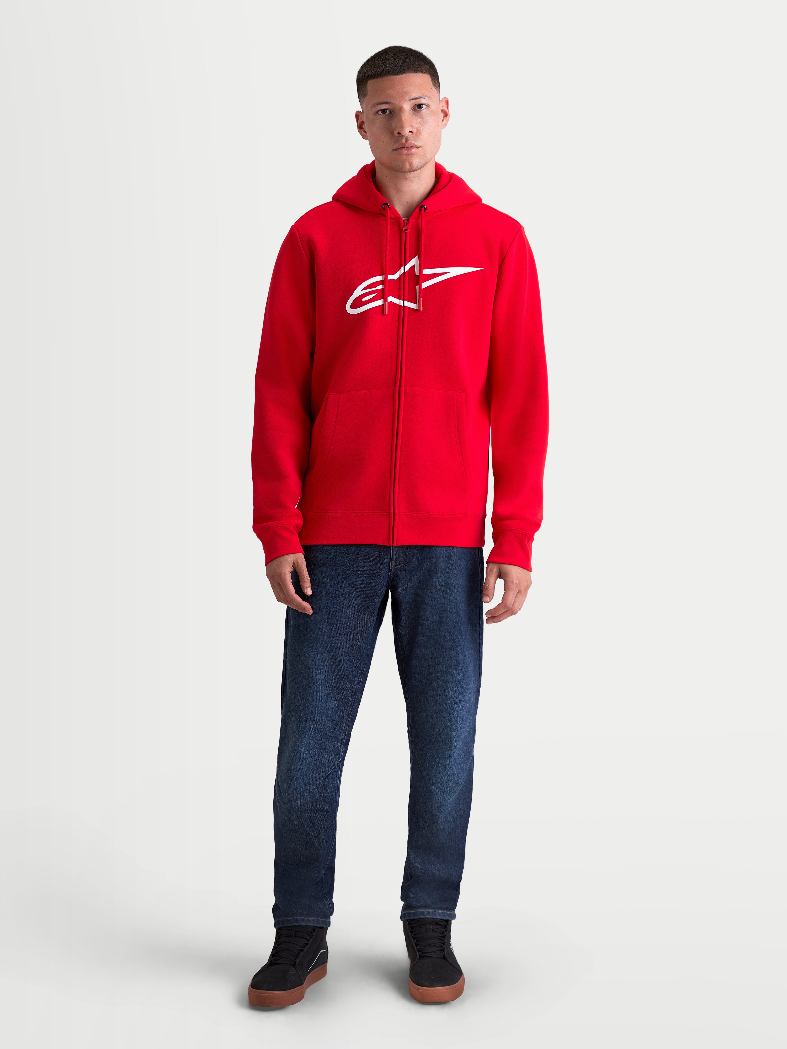 Alpinestars Ageless Zip V3 hoodie, heren sportswear fleecehoodie met rits, rood en wit, voorzien van een opvallend wit logo op de borst, verborgen spiraalrits en geribde manchetten, vooraanzicht op model.