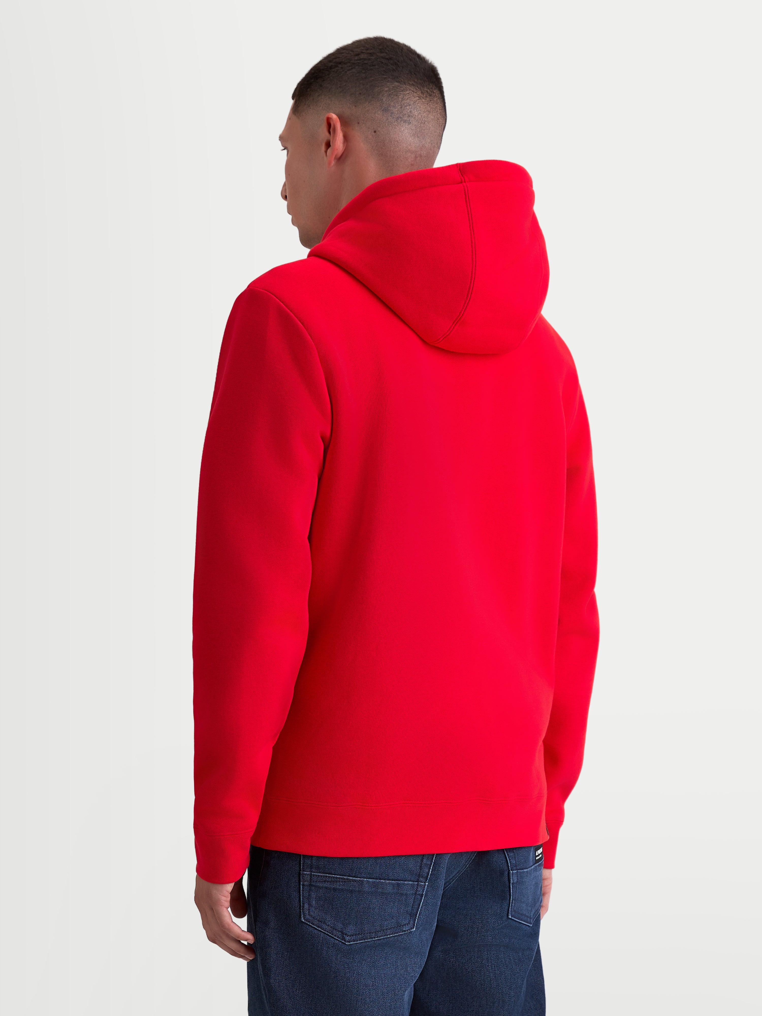 Alpinestars Ageless Zip V3 hoodie, heren sportswear-fleecehoodie, rood, achteraanzicht op model, voorzien van een comfortabele capuchon en geribde zoom, ideaal voor motorsportfans.