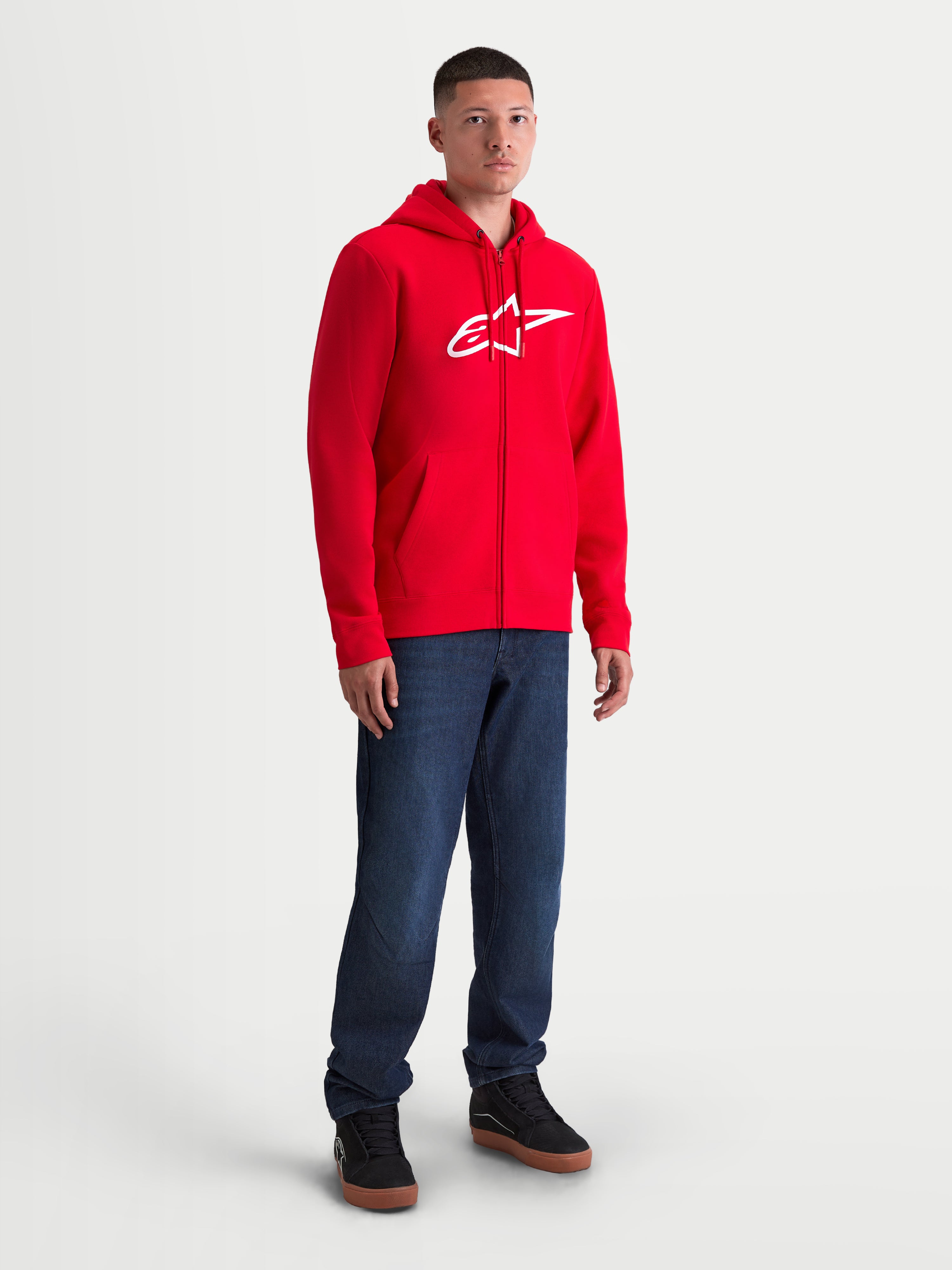Alpinestars Ageless Zip V3 Hoodie, heren-fleecevest met rits en capuchon, rood en wit, groot wit logo op de borst, verborgen spiraalrits, katoen-polyesterblend, casual motorsports lifestyle kleding.