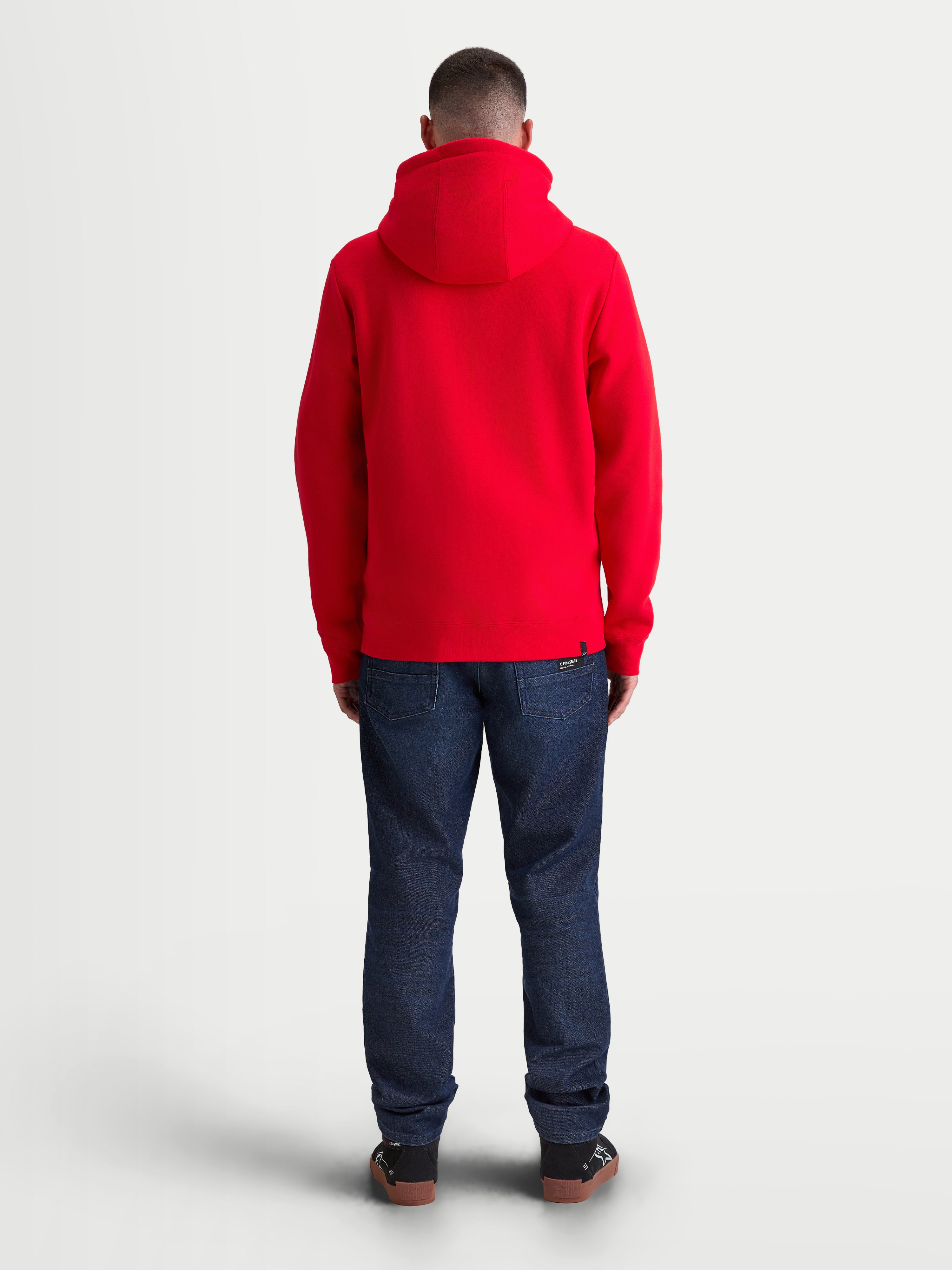 Alpinestars Ageless Zip V3 Hoodie, rode sportswearfleece voor heren en dames, achteraanzicht op model, met een comfortabel ontwerp met capuchon, geribde manchetten en zoom, casual motorsportstijl.