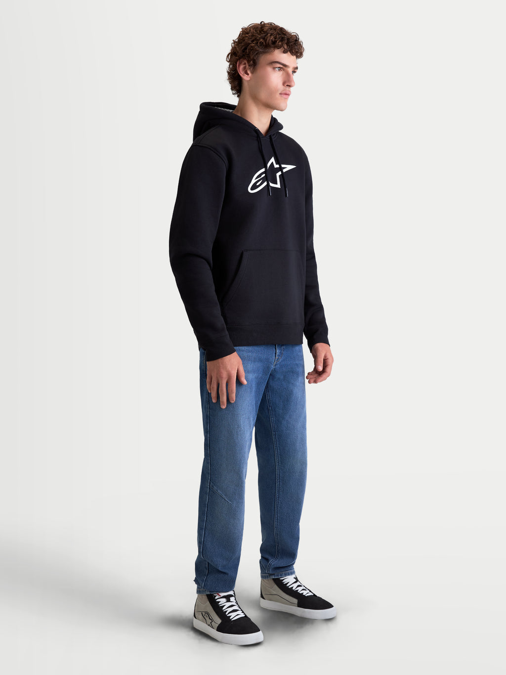 Alpinestars Ageless V3 hoodie, heren-sportswear pullover, zwart en wit, groot wit geborduurd logo op de borst, zachte fleececonstructie, gevoerde capuchon met trekkoorden en kangoeroezak, casual dagelijks comfort voor motorsportliefhebbers.