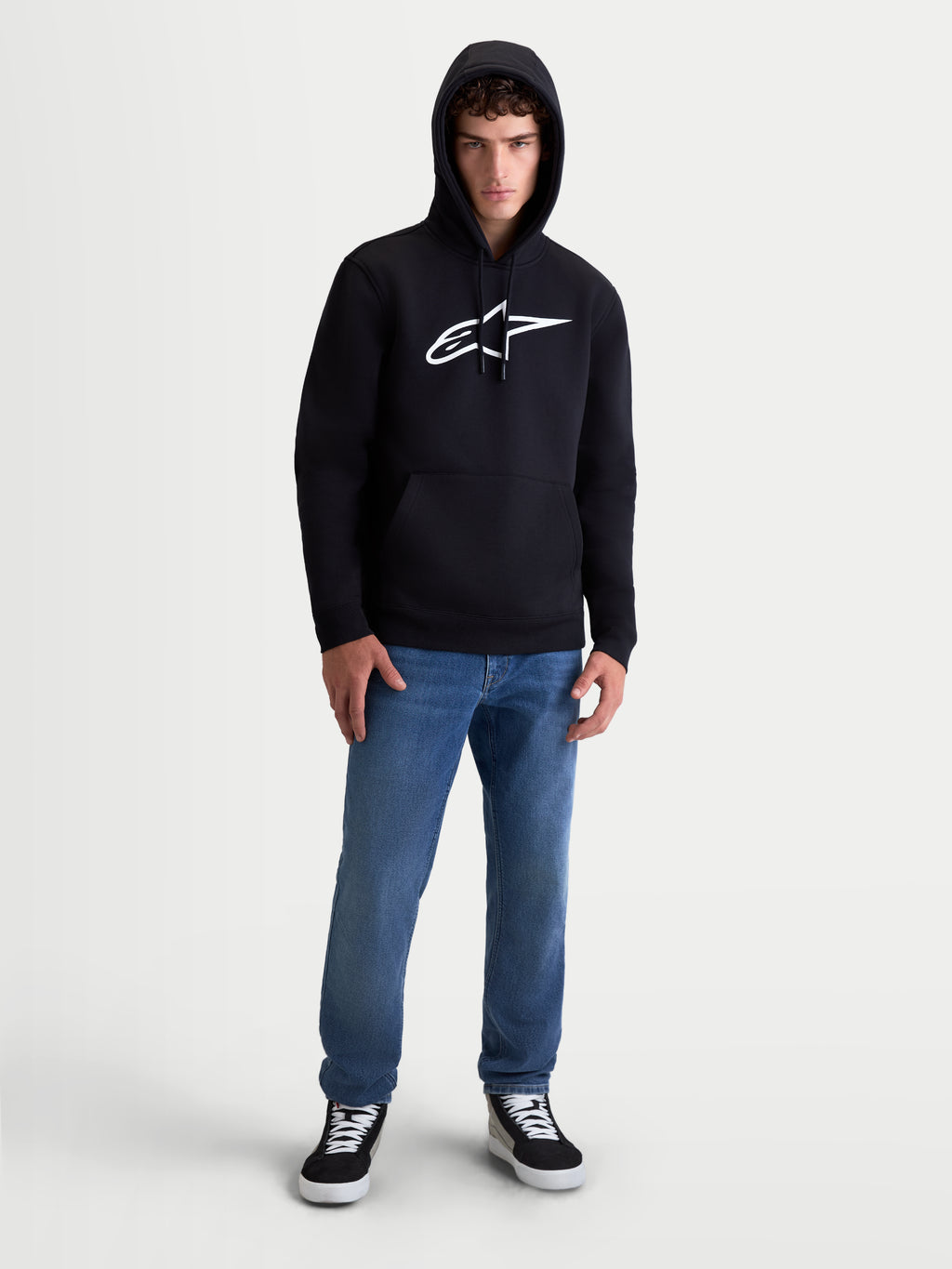 Alpinestars Ageless V3 hoodie, heren sportswear pullover, zwart en wit, geborduurd Alpinestars-logo op de borst, gevoerde capuchon met trekkoorden en geribde boorden, zachte fleececonstructie voor een casual motorsportstijl.