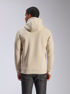 Alpinestars Ageless V3 Hoodie, off-white, achteraanzicht, casual sportkleding, met een jersey-gevoerde capuchon, lange mouwen met geribde manchetten en zoom, gedragen met een donkere denim jeans