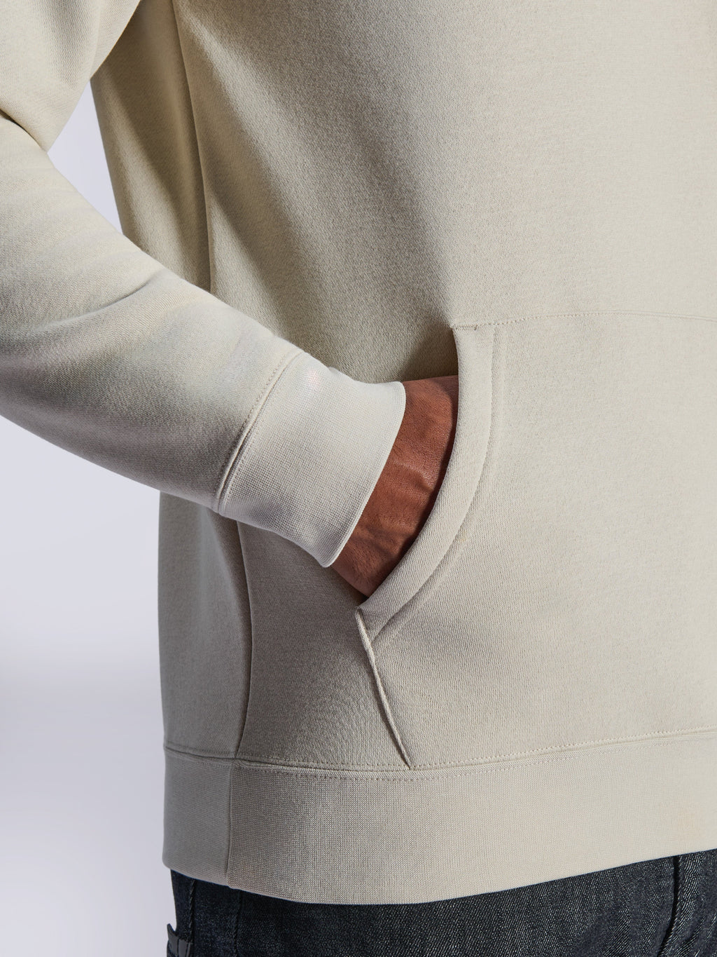 Alpinestars Ageless V3 Hoodie, detailopname van de kangoeroezak en geribde manchet, off-white fleece, casual door motorsport geïnspireerde streetwear