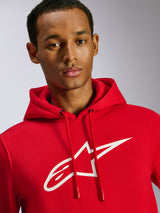 Alpinestars Ageless V3 Hoodie, rood, met een groot wit Alpinestars-logo op de borst, capuchon met trekkoord met gedompelde uiteinden, casual motorsport-geïnspireerde streetwear, gedragen door mannelijk model