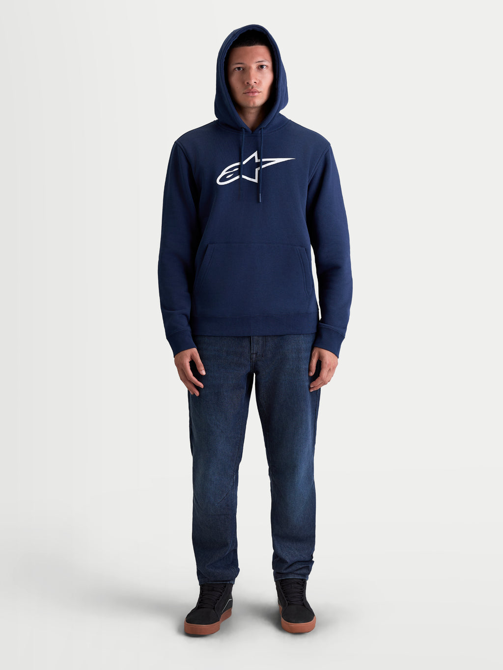 Alpinestars Ageless V3 Hoodie, casual sportswear fleece pullover, donkerblauw en wit, unisex, met een geborduurd Alpinestars-logo op de borst, motorsportlifestyle-kleding, volledig lichaamsoverzicht op model.