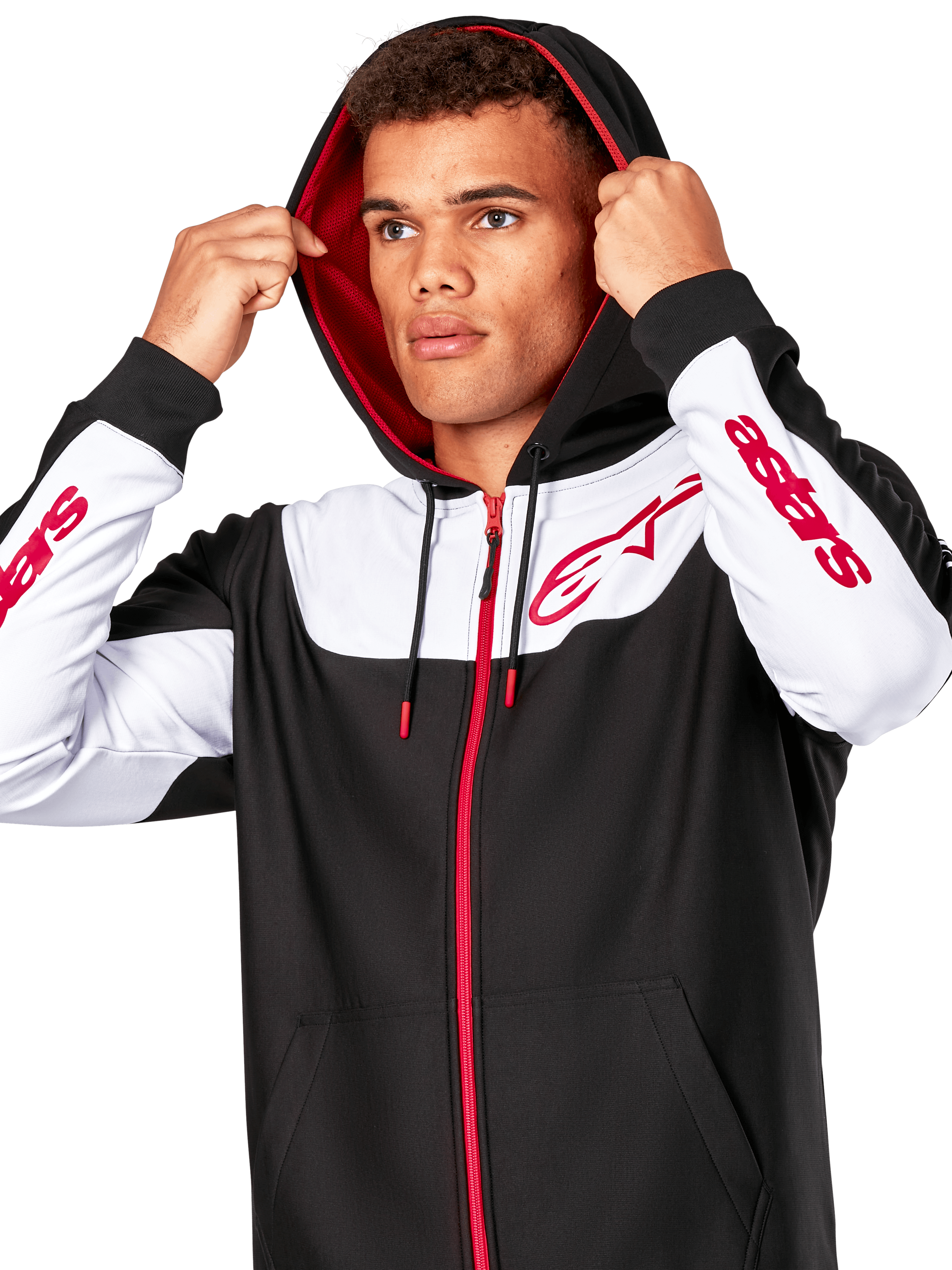 Alpinestars Sessions V3 Hoodie, zwart wit en rood, hoodie met ritssluiting gedragen door een man met de capuchon op, rode Alpinestars-logo's op de borst en mouwen, casual motorsport streetwear
