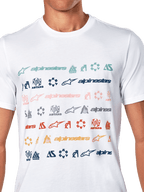 Alpinestars Glyfs CSF Tee, T-shirt met korte mouwen, wit, voorzien van meerdere rijen kleurrijke Alpinestars-logo's en symbolen in een gestreepte grafische print, casual streetwear geïnspireerd op de motorsport
