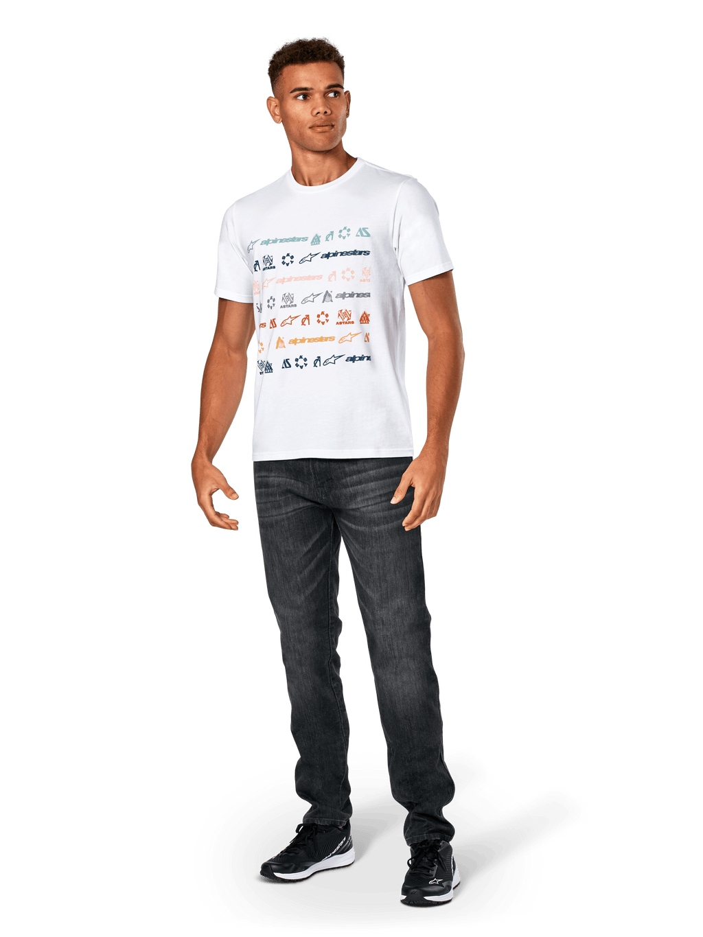Alpinestars Glyfs CSF Tee, T-shirt met korte mouwen, wit, voorzien van een gestreepte grafische print met meerdere logo's op de voorkant, gedragen met een donkergrijze jeans en zwarte sneakers, casual motorsport-geïnspireerde sportkleding