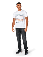 Alpinestars Glyfs CSF Tee, T-shirt met korte mouwen, wit, voorzien van een gestreepte grafische print met meerdere logo's op de voorkant, gedragen met een donkergrijze jeans en zwarte sneakers, casual motorsport-geïnspireerde sportkleding