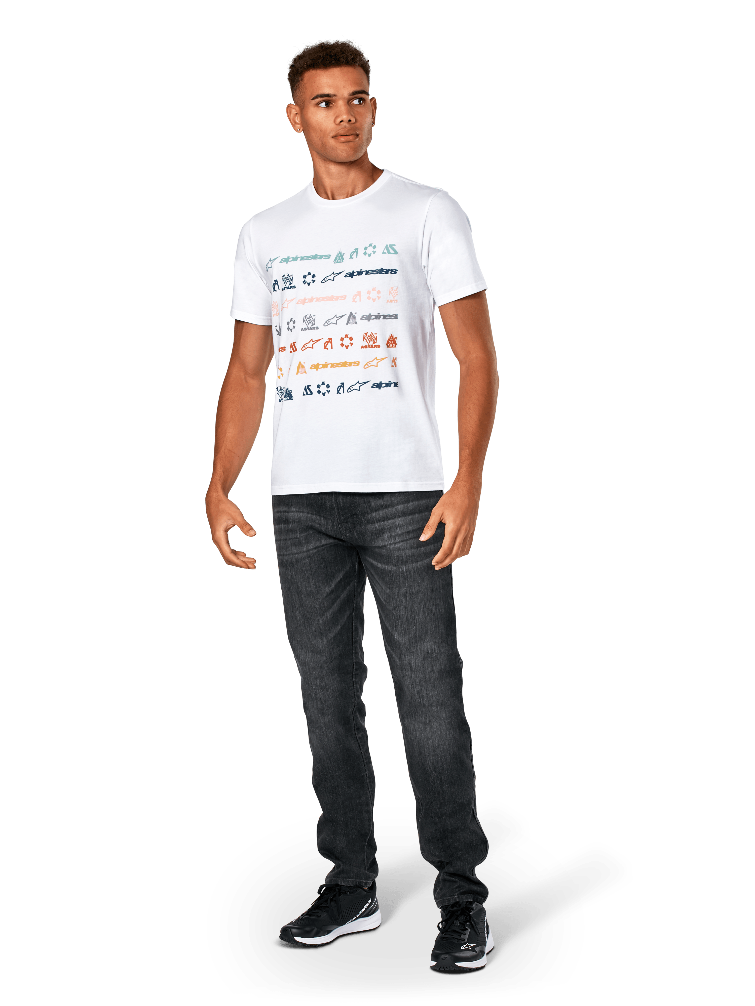 Alpinestars Glyfs CSF Tee, T-shirt met korte mouwen, wit, voorzien van een gestreepte grafische print met meerdere logo's op de voorkant, gedragen met een donkergrijze jeans en zwarte sneakers, casual motorsport-geïnspireerde sportkleding