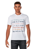 Alpinestars Glyfs CSF Tee, T-shirt met korte mouwen, wit, voorzien van een gestreepte grafische print met meerdere logo's en kleurrijke iconen op de voorzijde, casual motorsport sportkleding