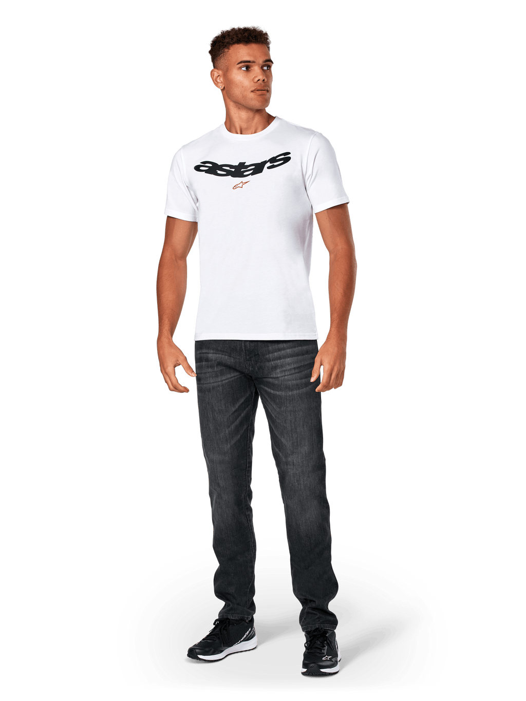 Alpinestars Elliptic CSF Tee, T-shirt met korte mouwen, wit, zwart gebogen Astars-logo met oranje stersymbool, gedragen door model met zwarte jeans en sneakers, casual motorsport streetwear