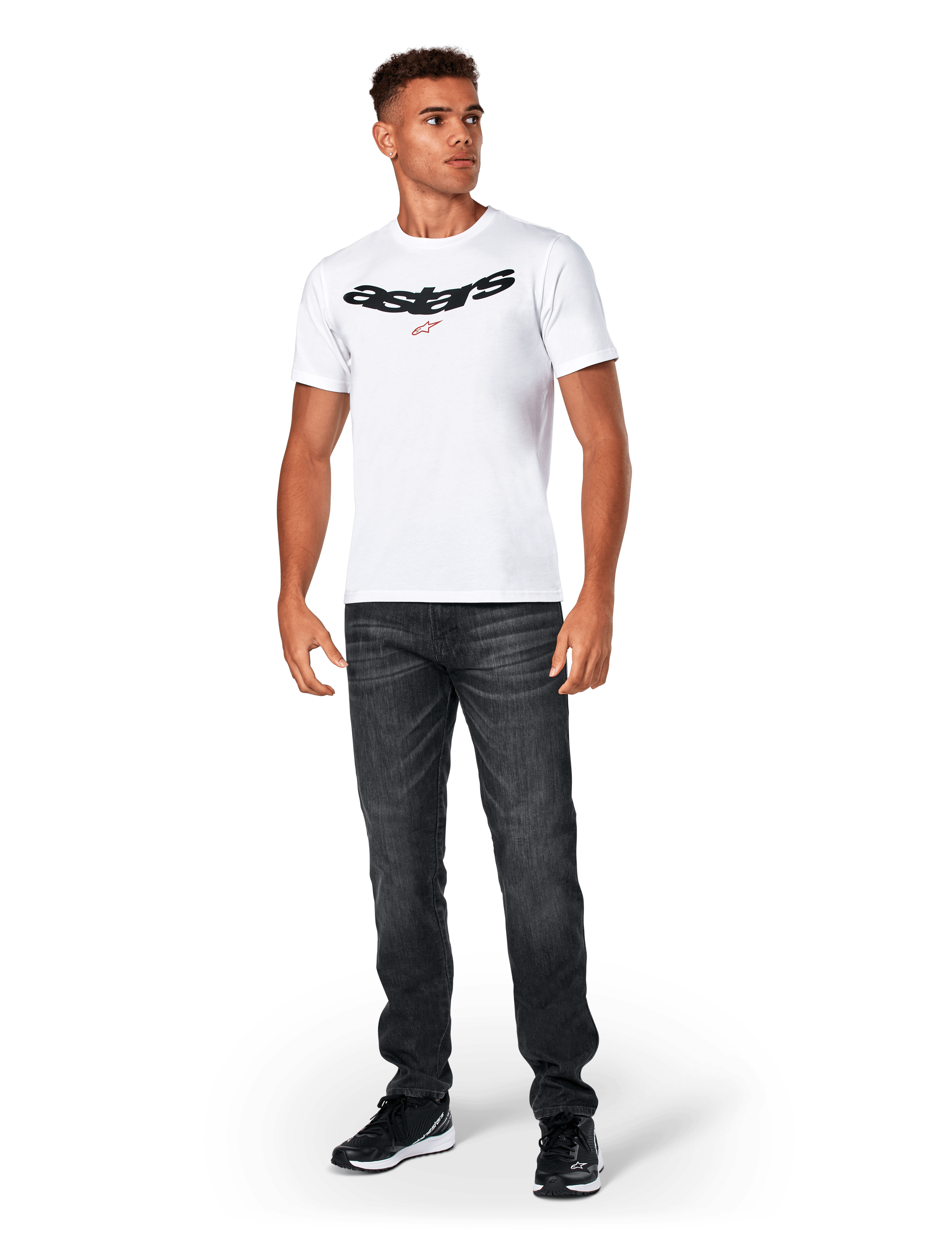 Alpinestars Elliptic CSF Tee, T-shirt met korte mouwen, wit, zwart gebogen Astars-logo met oranje stersymbool, gedragen door model met zwarte jeans en sneakers, casual motorsport streetwear
