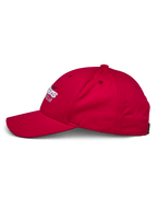 Alpinestars Profile Pet, rood zijprofiel, gestructureerde kroon met gebogen klep, 100% katoen keperstof, wit en zwart geborduurd logo, casual motorsport pet
