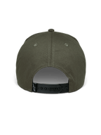 Alpinestars Canyon pet, Military Green, achteraanzicht met verstelbare zwarte snapback-sluiting, gestructureerde kroon van katoenen keperstof, klein zwart geweven label met wit Astars-logo, casual motorsport pet