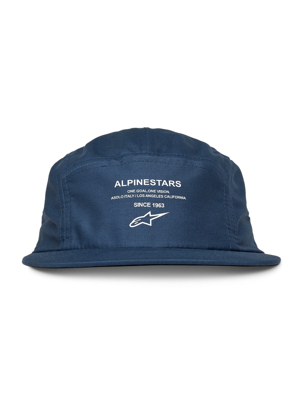 Alpinestars Peasy pet, 5-panel jockey pet, blauw, platte klep met ongestructureerde kroon, witte grafische print op de voorzijde met logo en 'Since 1963' tekst, casual door motorsport geïnspireerde hoofdbedekking