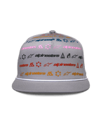 Alpinestars Glphy pet, grijze snapback met platte klep, gestructureerde kroon met veelkleurige horizontale logoprint, witte touwafwerking op de klep, casual motorsport-geïnspireerde hoofdbedekking