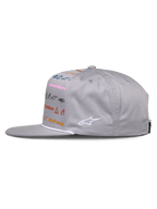 Alpinestars Glphy pet, grijze snapback pet, zijaanzicht, platte klep met witte touwafwerking, meerkleurige logo-opdruk op de voorzijde en wit geborduurd logo op de zijkant, casual motorsport streetwear